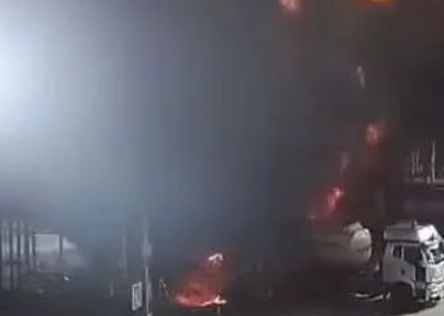 石油化工爆炸案例引起重視    ，NFJ防爆地坪金屬防靜電不發(fā)火地面保障安全！